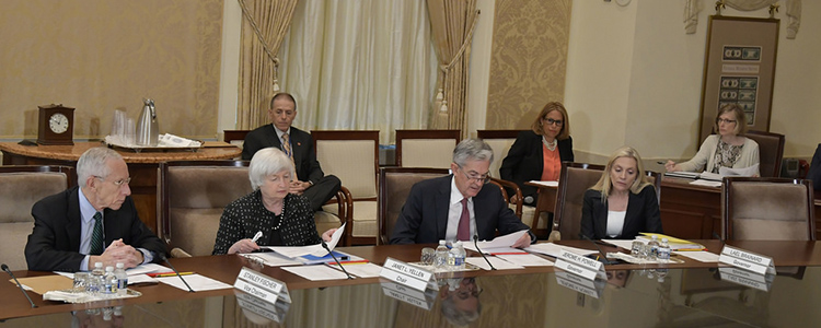 Stainley Fischer, Janet Yellen, Jerome Powell y Lael Brainar, reunión de septiembre 2017 de la Junta de Gobernadores (imagen de la Reserva Federal de Estados Unidos) Stainley Fischer, Janet Yellen, Jerome Powell y Lael Brainar, reunión de septiembre 2017 de la Junta de Gobernadores (imagen de la Reserva Federal de Estados Unidos)